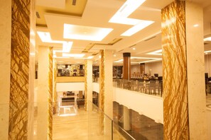 3 restaurants, breakfast, lunch, dinner served; Japanese cuisine