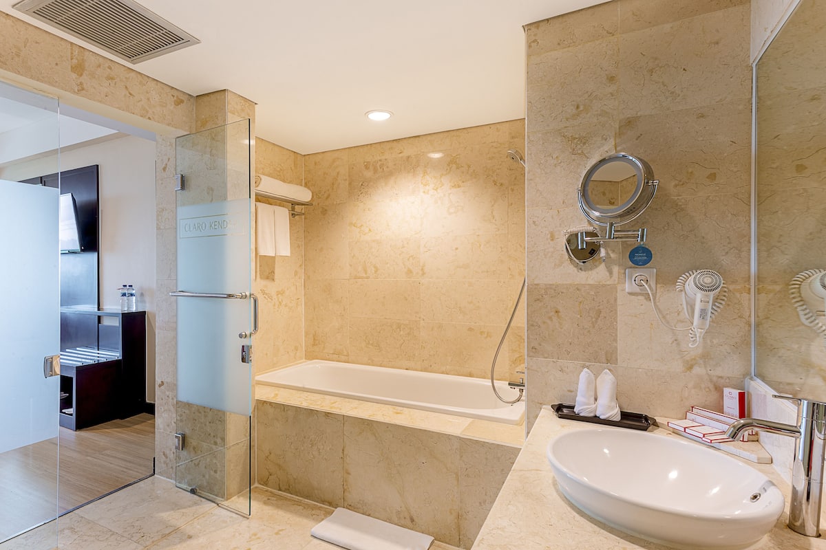 combined shower/bathtub, free toiletries, hair dryer, bathrobes