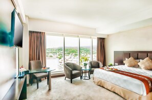 Suite executiva | Minibar, caixa forta a l'habitació i cortines opaques 