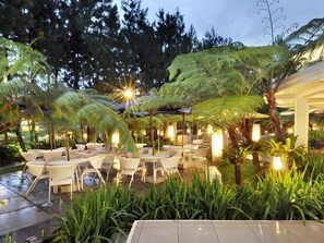 Outdoor dining - Bumi Bandhawa Hotel (Bandung)