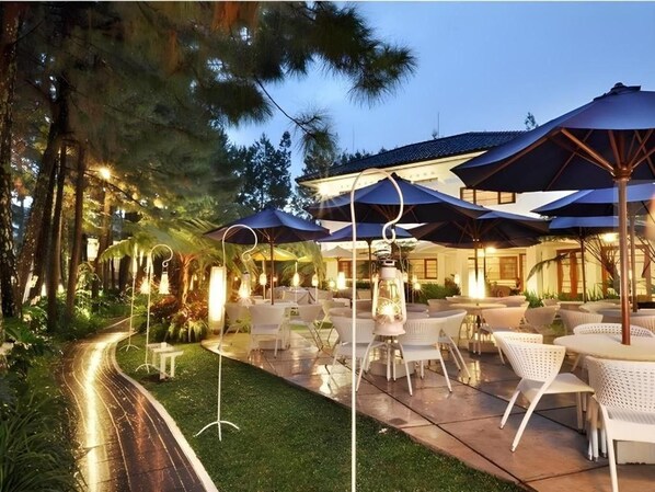 Outdoor dining - Bumi Bandhawa Hotel (Bandung)
