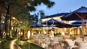 Outdoor dining - Bumi Bandhawa Hotel (Bandung)