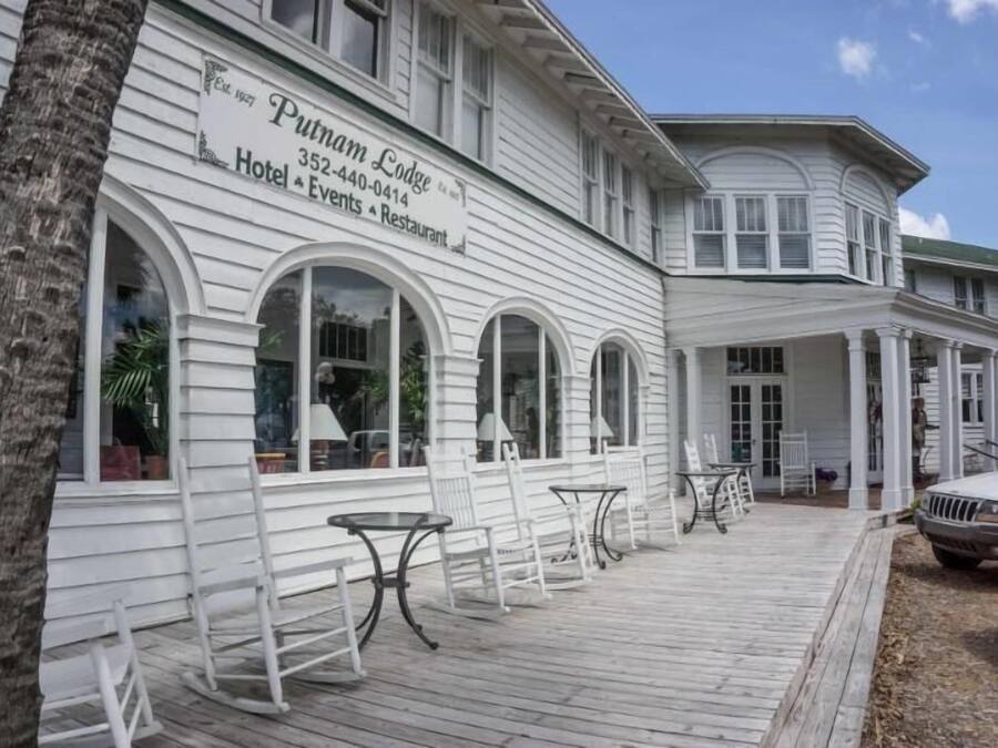 Un bâtiment blanc sur lequel on peut lire l’inscription suivante : « Putnam Lodge Hotel, événements, restaurant ».