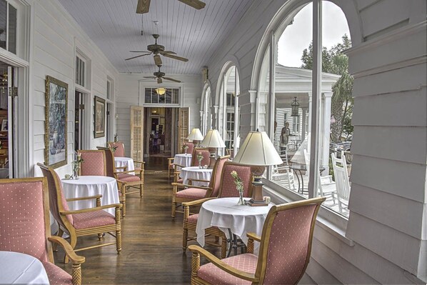 Couples dining - Putnam Lodge Hotel and Spa (Cross City)