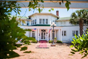 Property grounds - Putnam Lodge Hotel and Spa (Cross City)