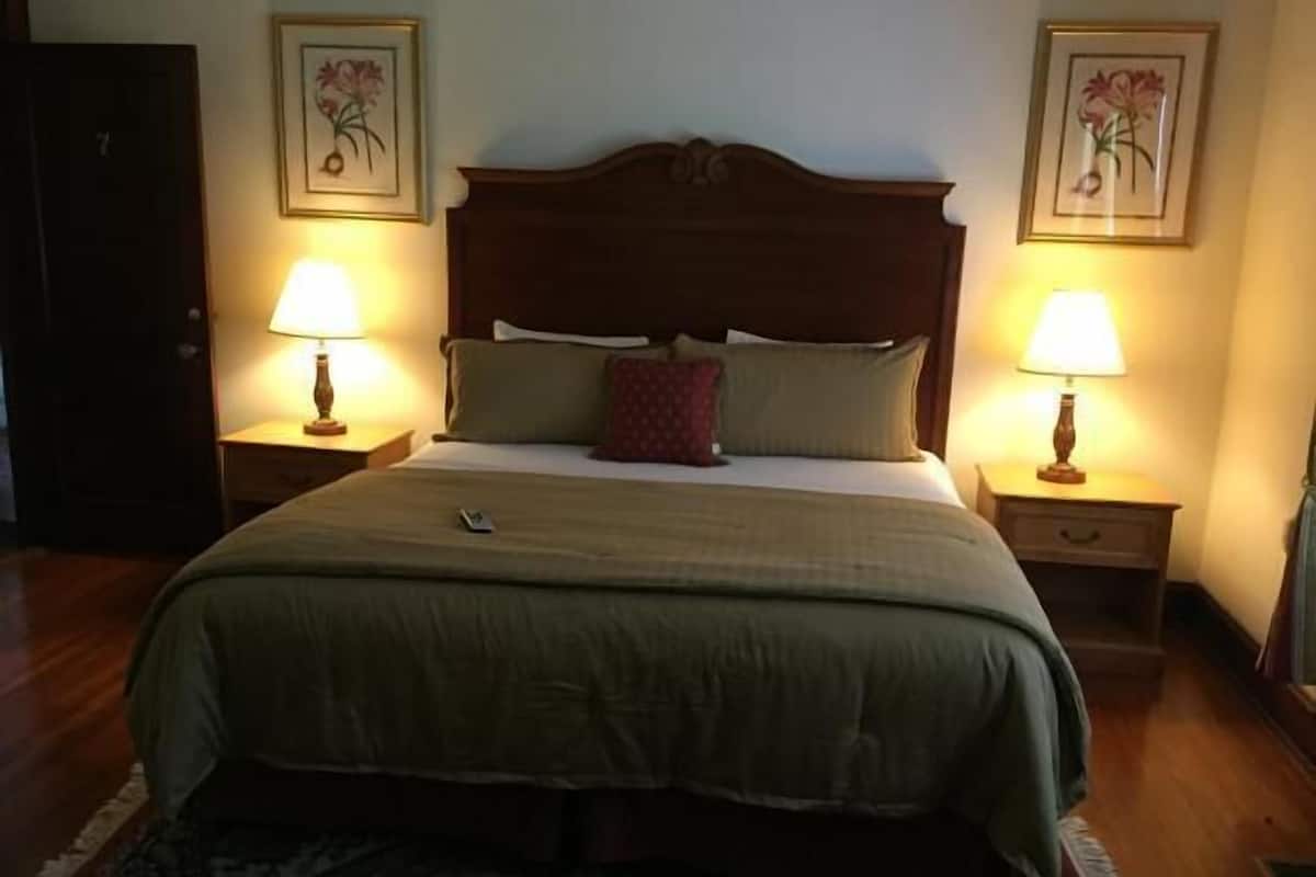 #07 the eric bodeem room | premium bedding, free wifi, bed sheets