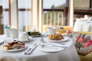 Buffet déjeuner gratuit tous les jours