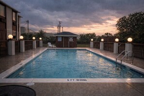 Outdoor pool - Regency Inn (Milton)