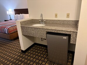 Desk, laptop workspace, iron/ironing board, free WiFi - Regency Inn and Suites (Milton)