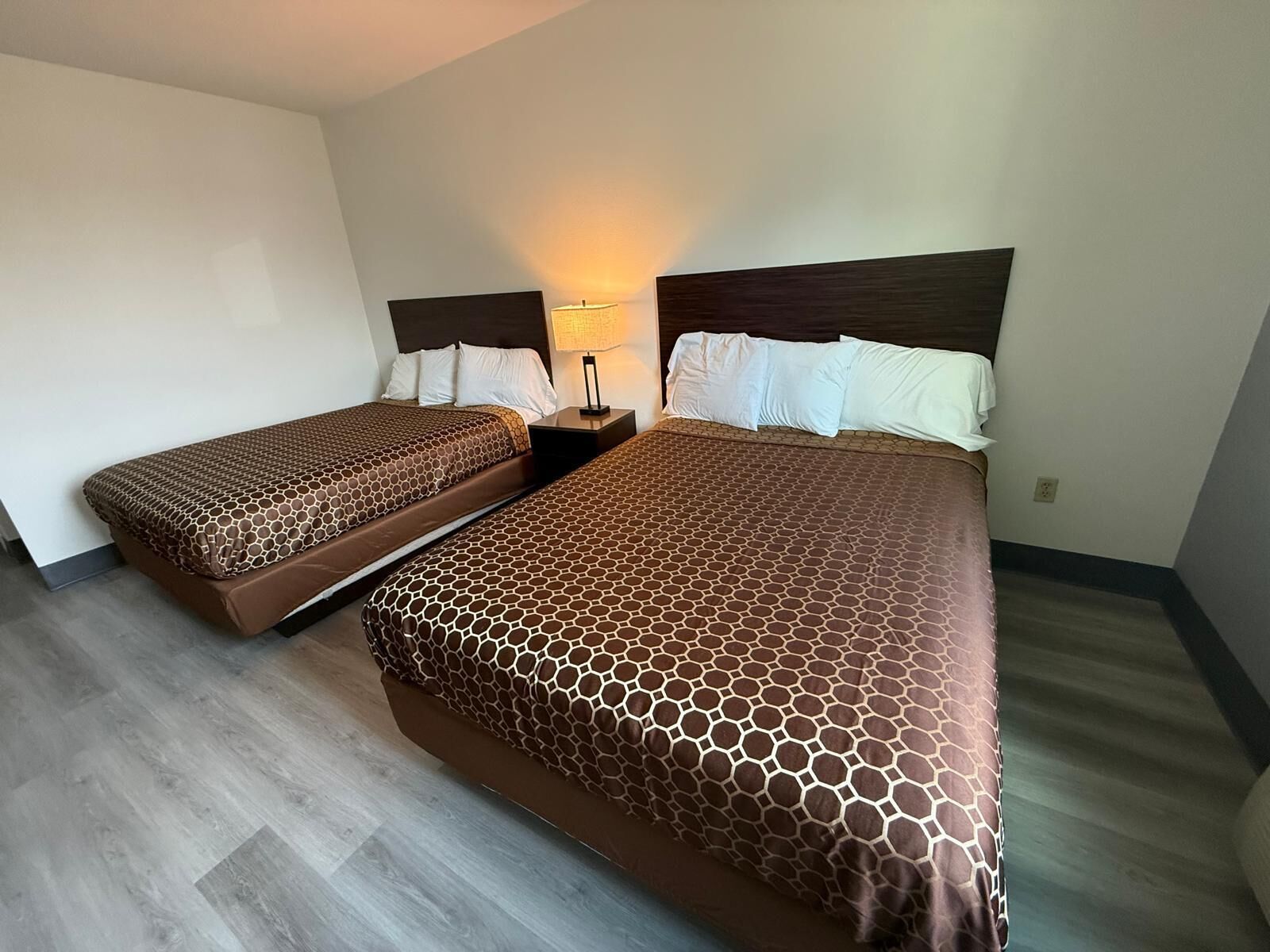 Habitación estándar, 2 camas de matrimonio, no fumadores | Escritorio, tabla de planchar con plancha, wifi gratis y ropa de cama