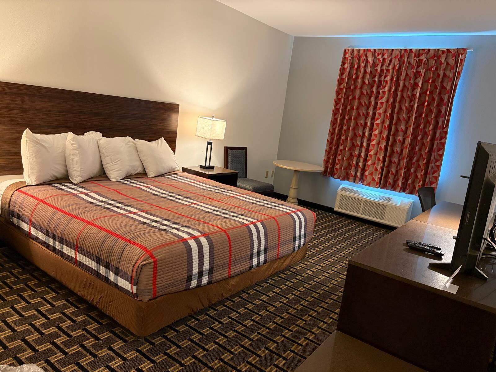 Kamar Deluks | Meja kerja, setrika/meja setrika, Wi-Fi gratis, dan seprai linen