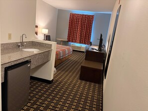 Standard Room, 1 King Bed | Desk, iron/ironing board, free WiFi, bed sheets - Regency Inn (Milton)