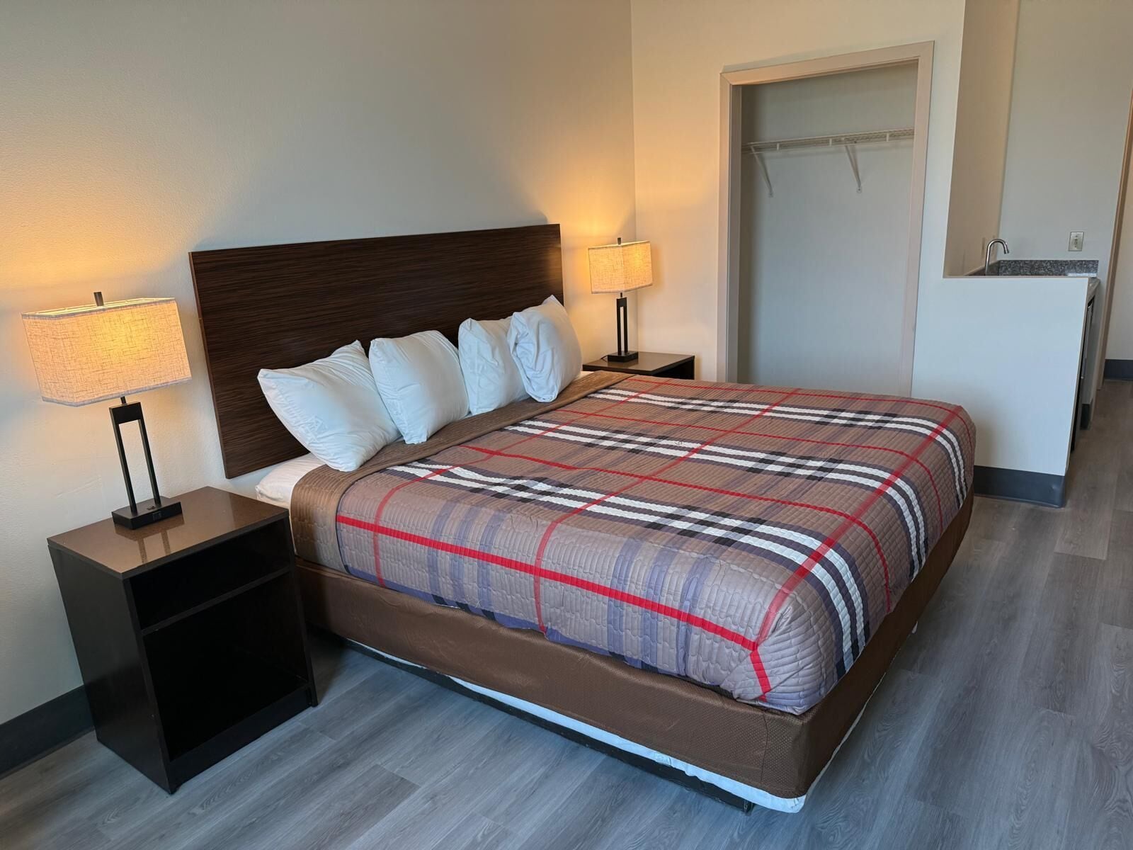 Habitación estándar, 1 cama de matrimonio grande | Escritorio, tabla de planchar con plancha, wifi gratis y ropa de cama