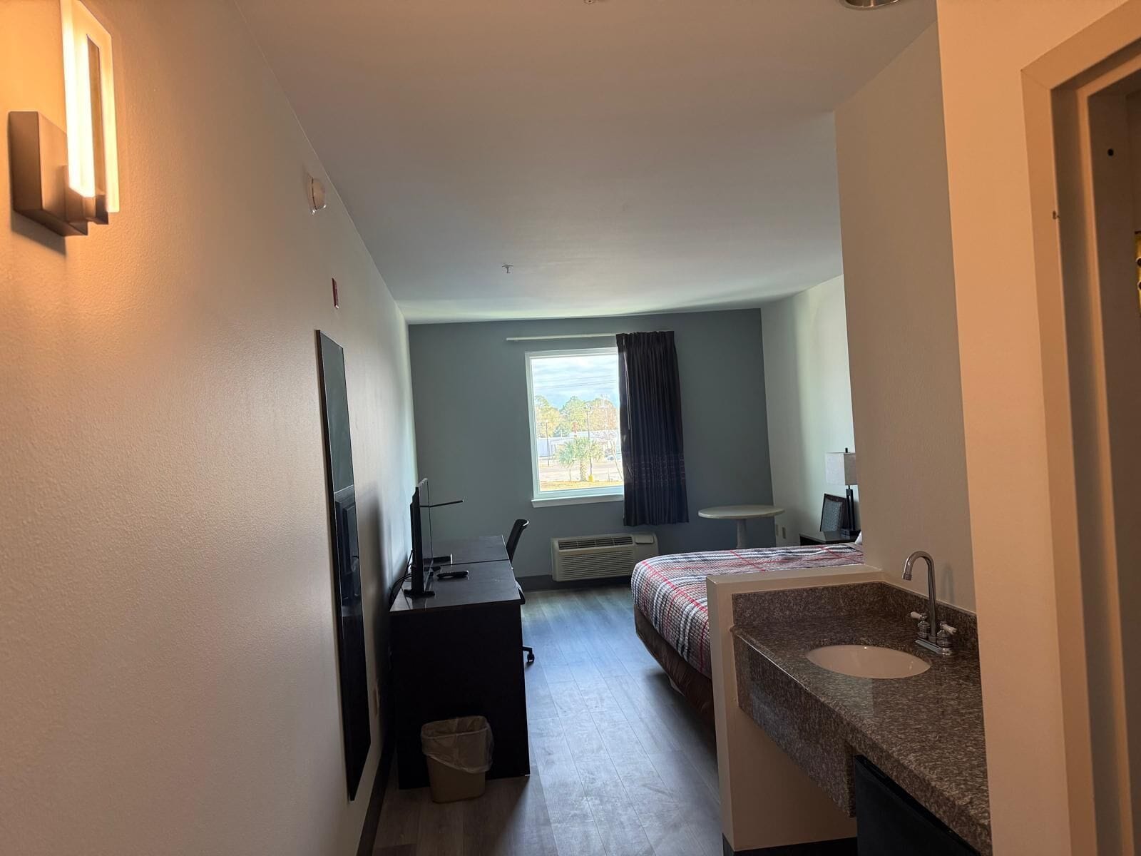 غرفة ديلوكس | مكتب ومكواة/لوح كي وواي فاي مجانًا وملاءات أسرّة