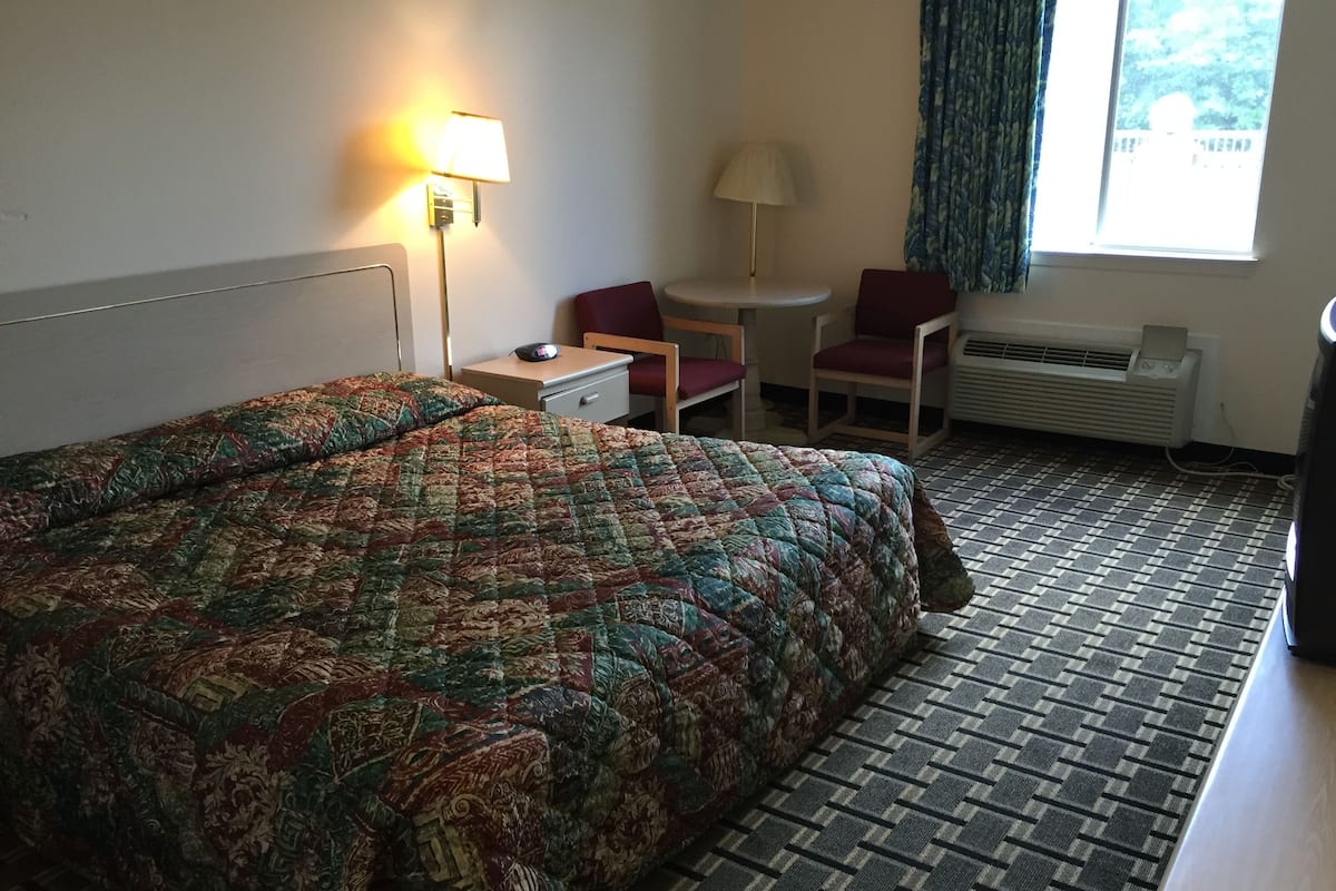 Desk, iron/ironing board, free WiFi, bed sheets