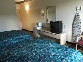 Escritorio, tabla de planchar con plancha, wifi gratis y ropa de cama 