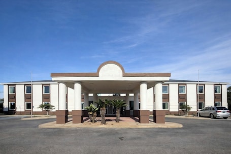 Exterior. Regency Inn and Suites