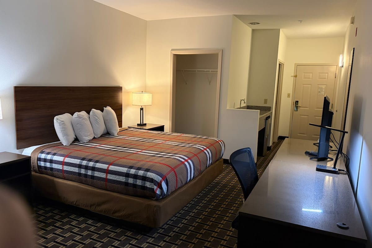 Escritorio, tabla de planchar con plancha, wifi gratis y ropa de cama