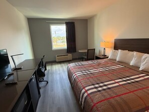 Habitación estándar, 1 cama de matrimonio grande | Escritorio, tabla de planchar con plancha, wifi gratis y ropa de cama