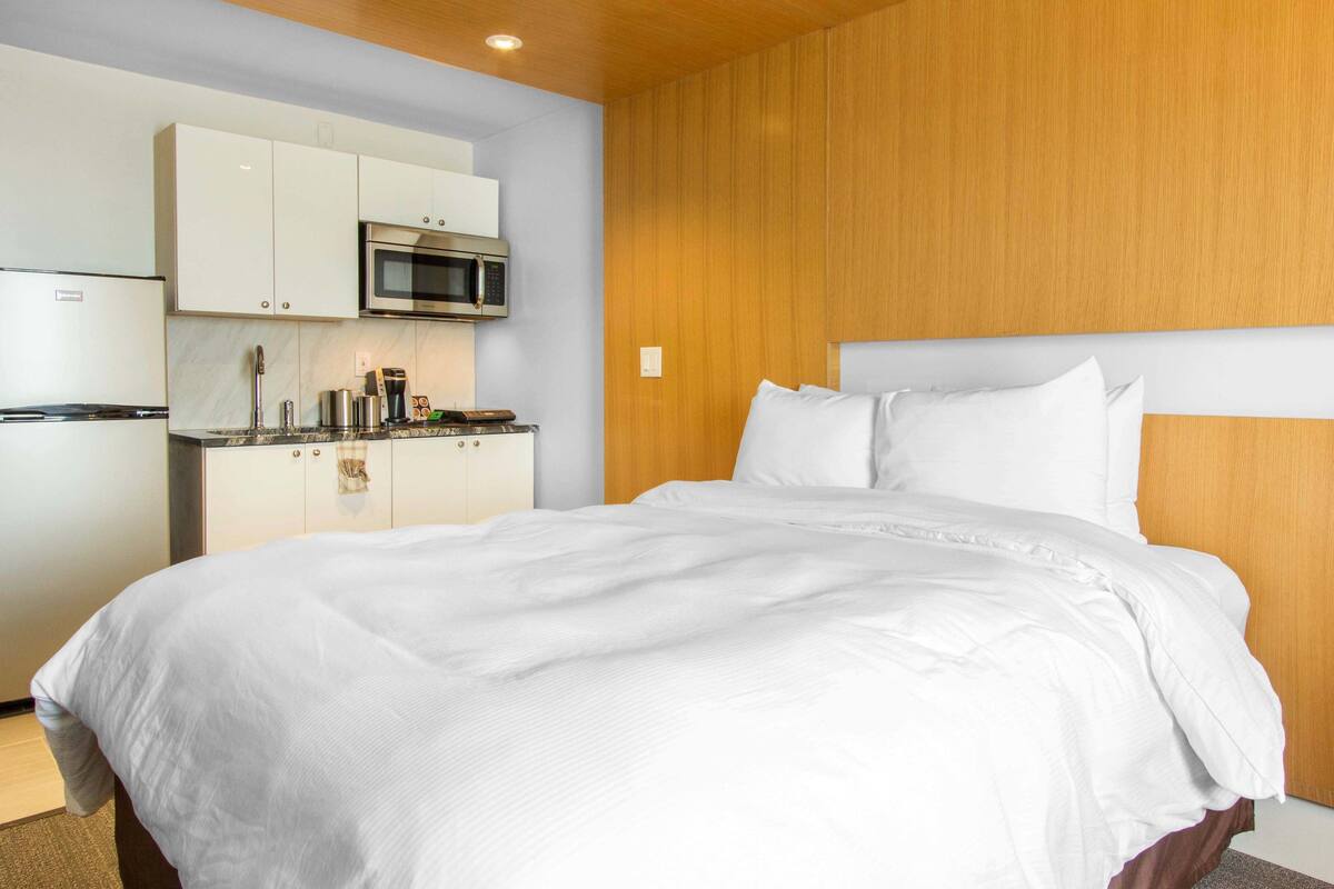 In-room safe, desk, laptop workspace, iron/ironing board