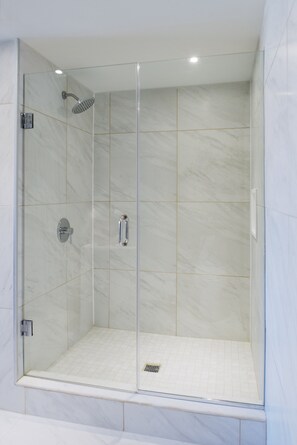 Shower, designer toiletries, hair dryer, towels - West Wing Boutique Hotel (Tampa)