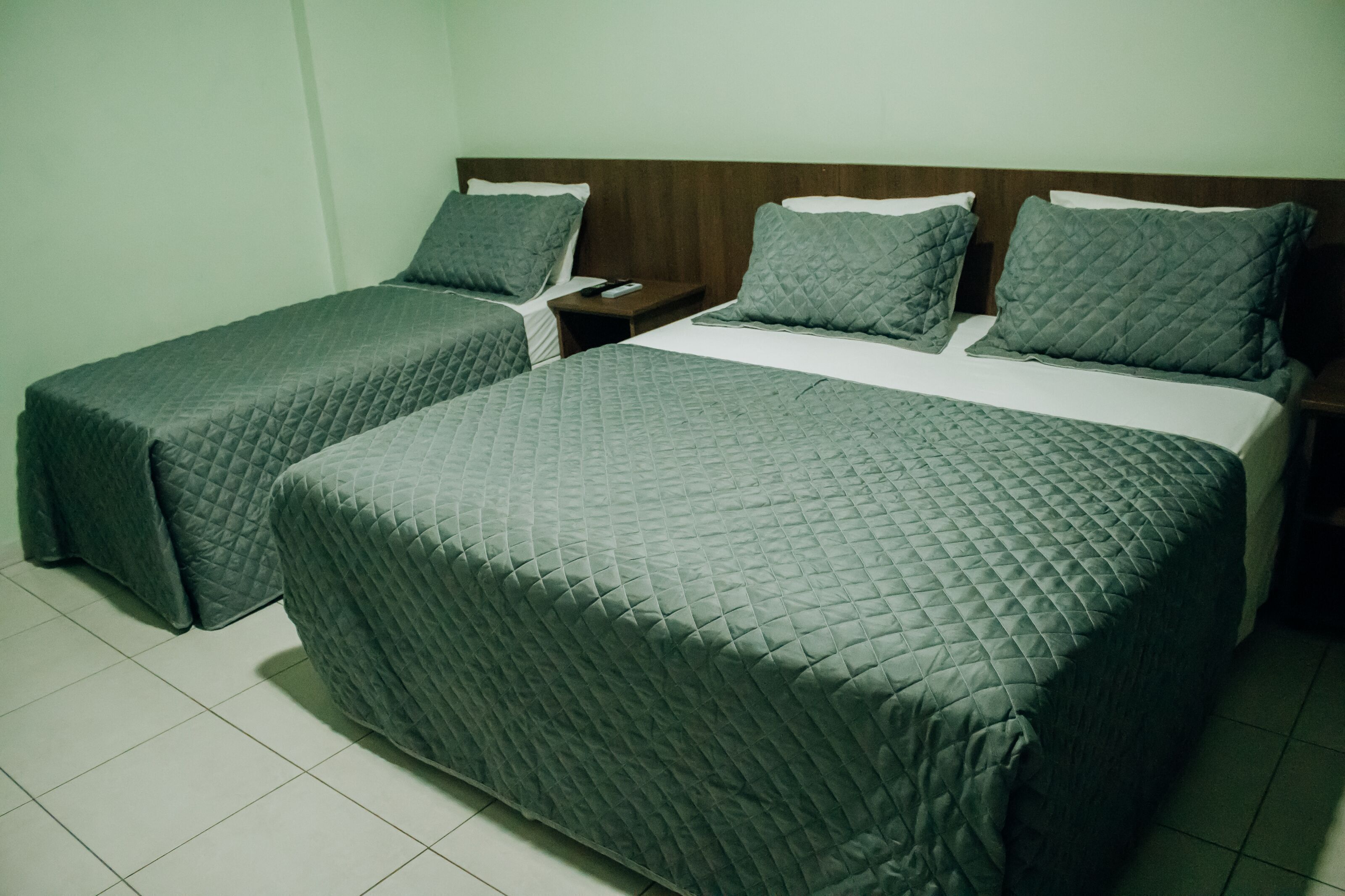 Minibar, escritorio, cortinas opacas y tabla de planchar con plancha