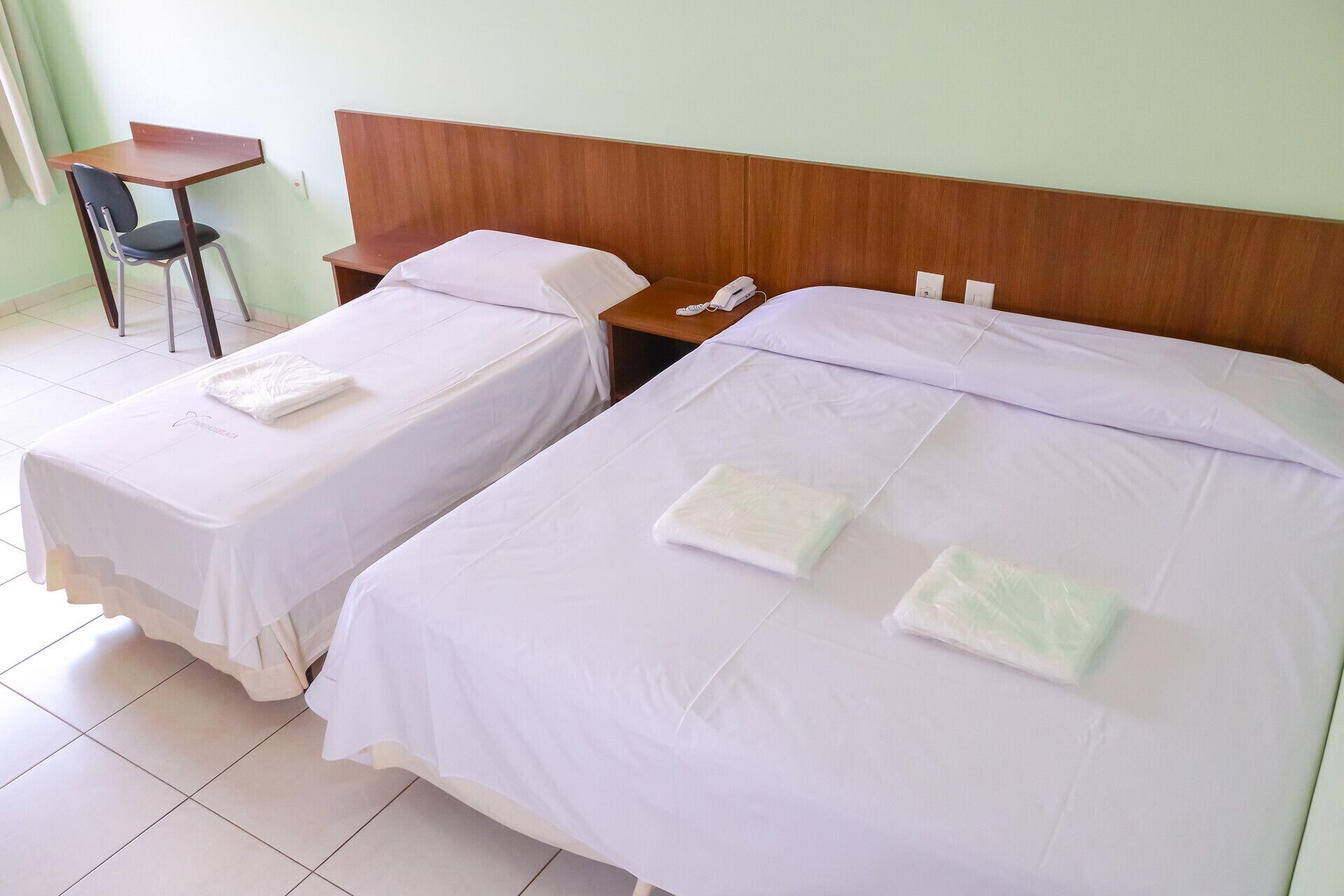 迷你吧、書桌、遮光窗簾/窗簾、熨斗/熨衫板