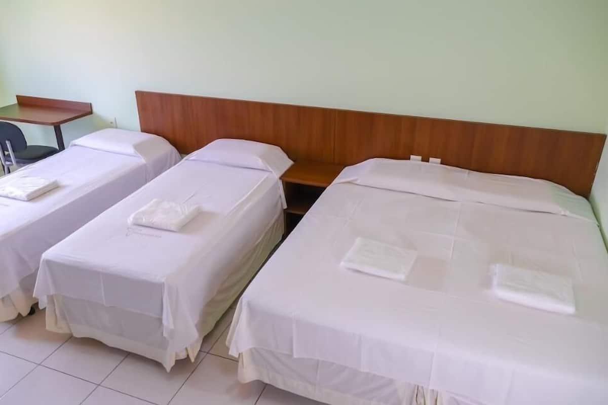 Minibar, bureau, rideaux occultants, fer et planche Ă repasser