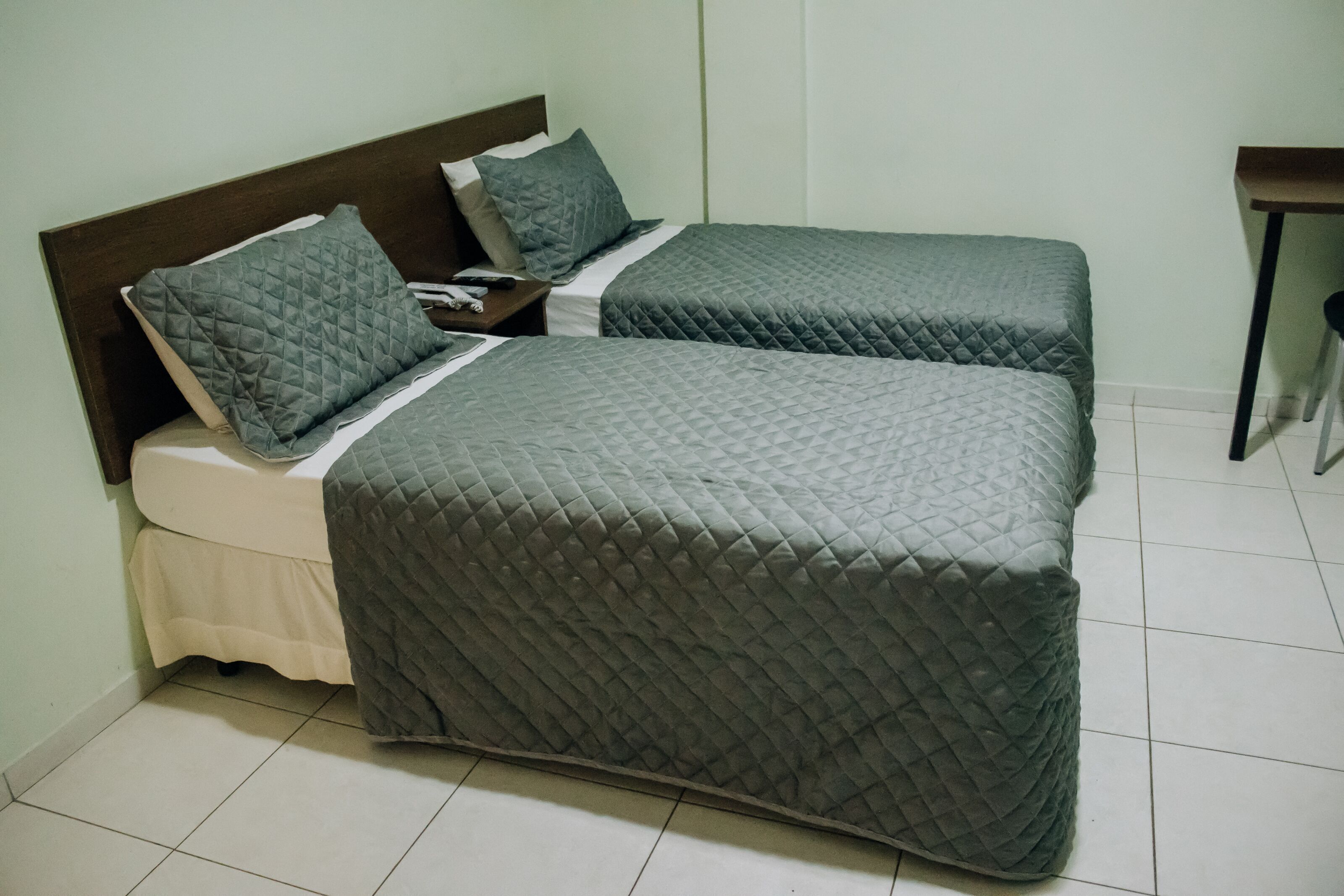 Minibar, escritorio, cortinas opacas y tabla de planchar con plancha