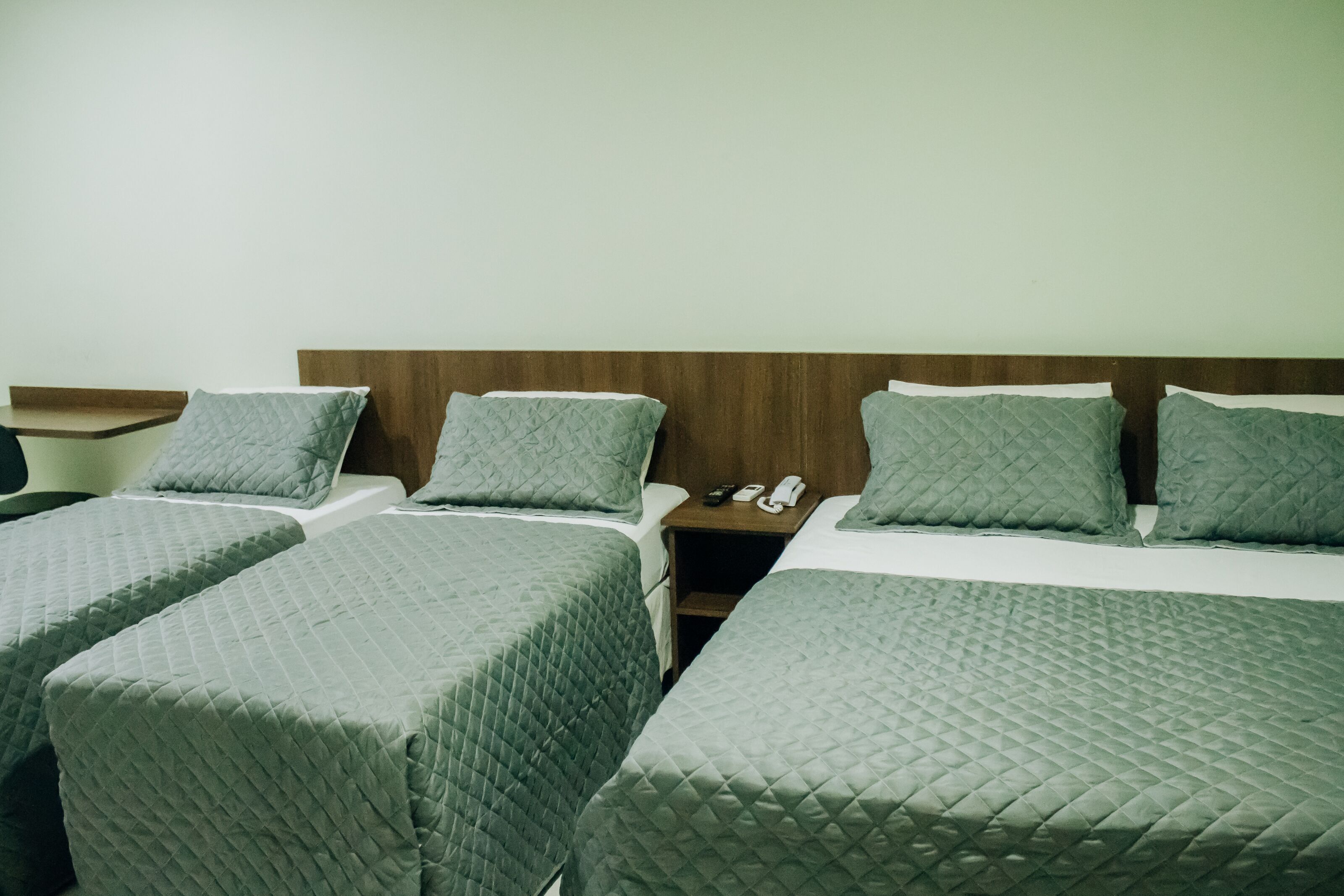 Minibar, escritorio, cortinas opacas y tabla de planchar con plancha