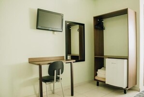 迷你吧、办公桌、遮光窗帘、熨斗/熨板