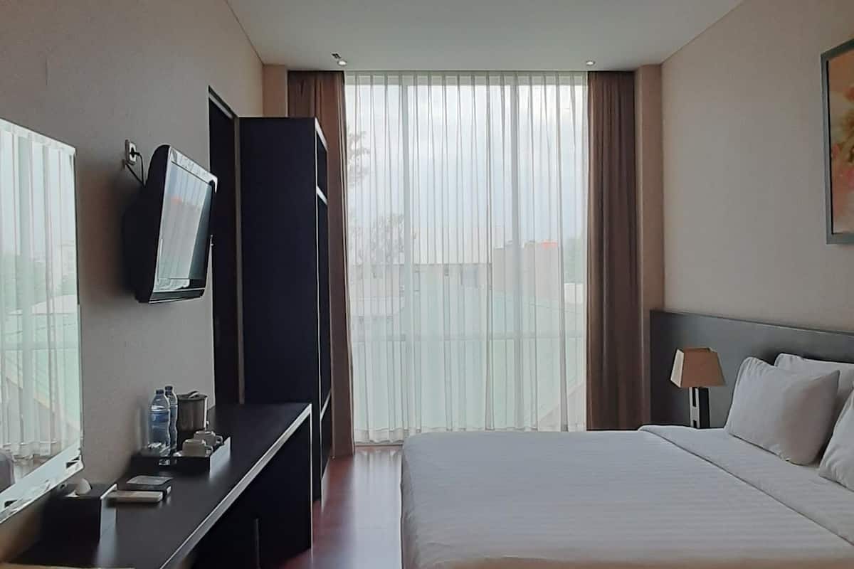 Superior Double or Twin Room | 1 bedroom, in-room safe, desk, blackout drapes