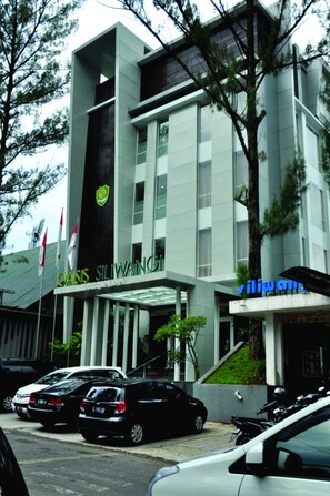 Front of property - Oasis Siliwangi Sport Hotel (Bandung)
