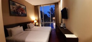 1 多间卧室、客房内保险箱、办公桌、遮光窗帘