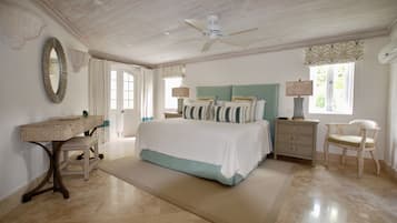 Vila Mewah, 3 kamar tidur, kolam renang pribadi, area taman | 3 kamar tidur, brankas, meja kerja, dan setrika/meja setrika