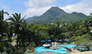 Hồ bơi ngoài trời