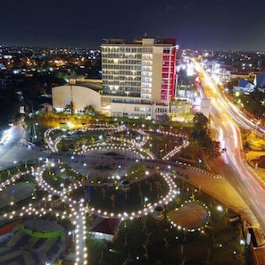 Un hotel de diverses plantes amb un disseny modern, que destaca per un pati central amb il·luminació circular.