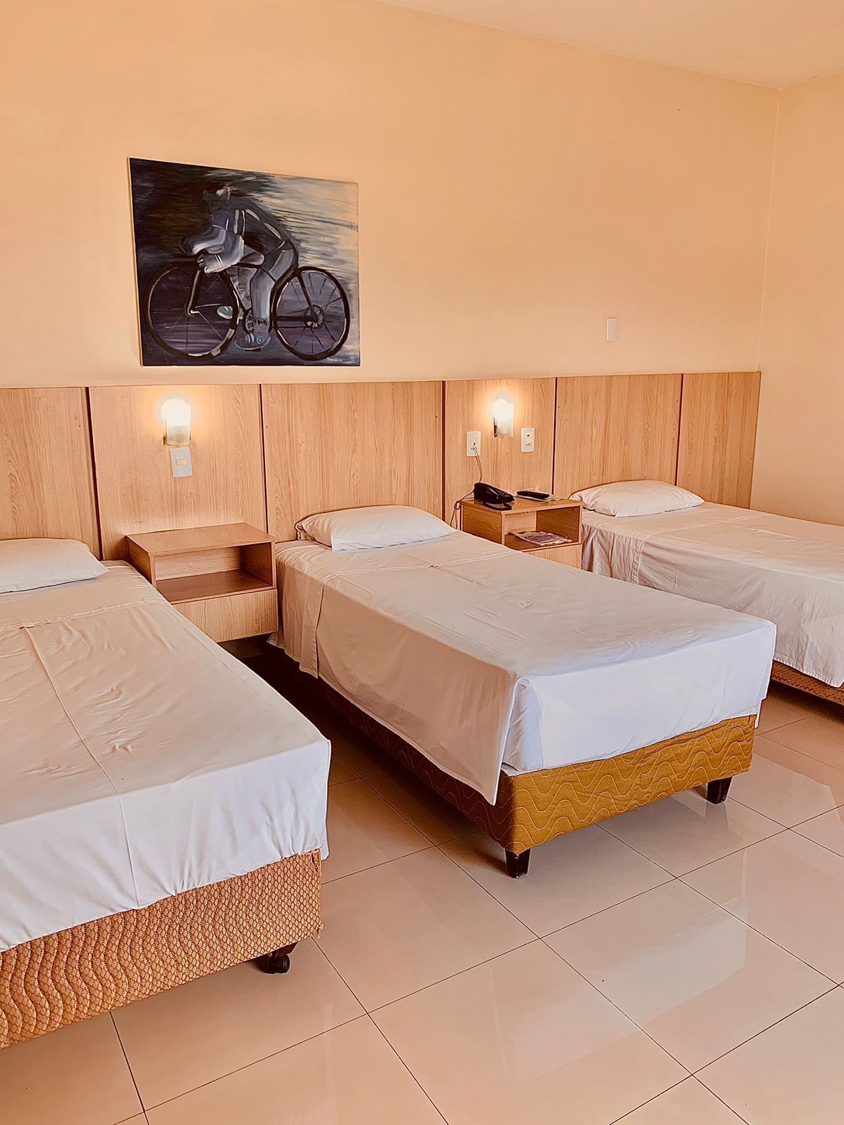 トリプルルーム シングルベッド 3 台 | ミニバー、デスク、WiFi (無料)、ベッドシーツ