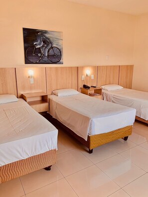 三人房, 3 张单人床 | 迷你吧、��办公桌、免费 WiFi、床单