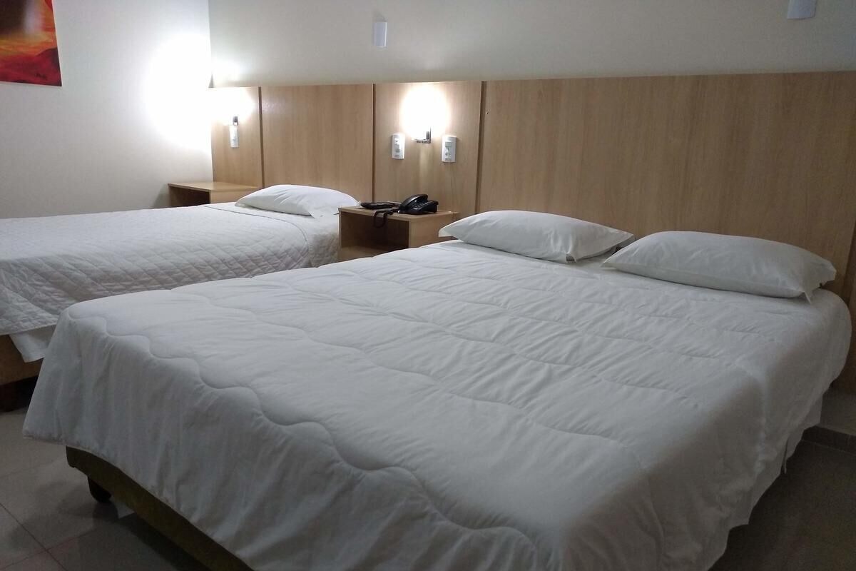 Minibar, skrivebord, wi-fi (inkludert) og sengetøy