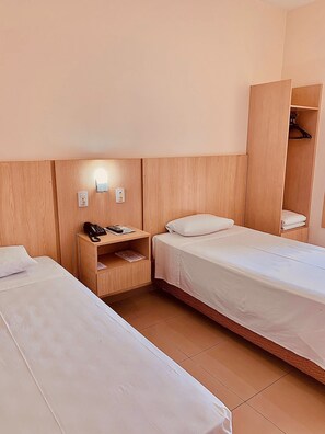 Standard Twin Room, 2 Single Beds | Bathroom | Free toiletries, hair dryer, towels, soap - Victoria Plaza Hotel (Palmas)
