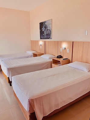 Triple Room, 3 Katil Bujang (Single) | Bar mini, meja, Wi-fi percuma, cadar katil