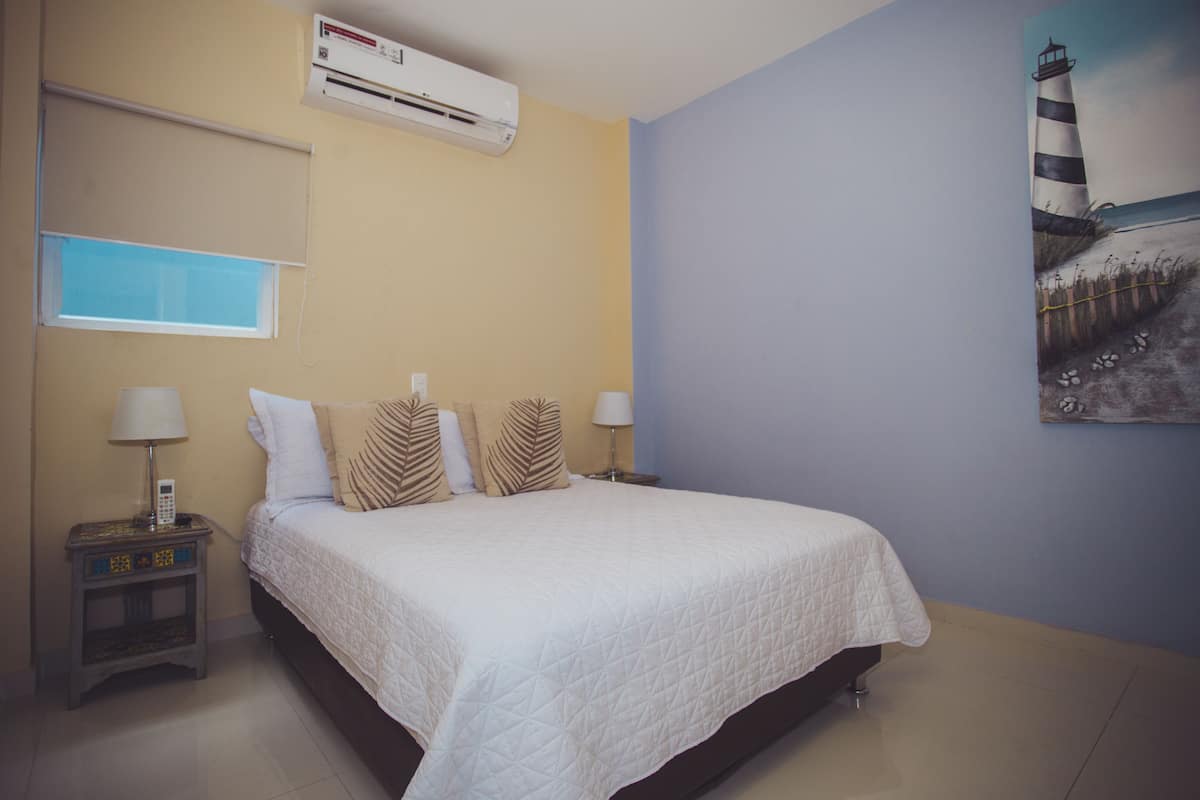 Room 102 | In-room safe, iron/ironing board, free WiFi, bed sheets