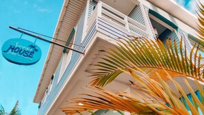 A building with a sign reading "Summer House Inn." - Summer House Inn San Andres (San Andrés)
