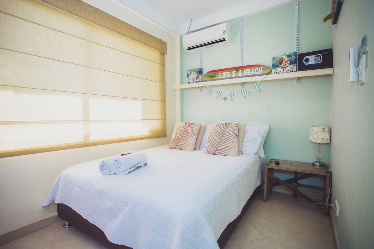 Double Room | In-room safe, iron/ironing board (on request), WiFi (free), bed sheets