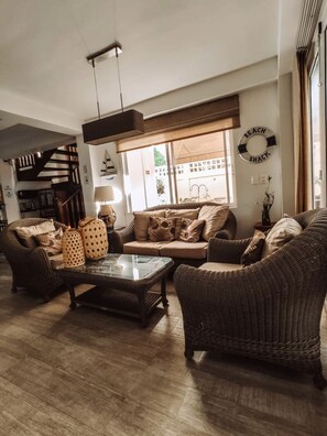 Televisión de pantalla plana de 42 pulgadas con canales por cable