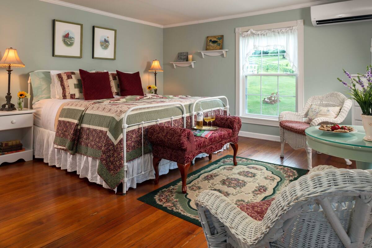Room, Private Bathroom | Premium bedding, laptop workspace, iron/ironing board (on request)