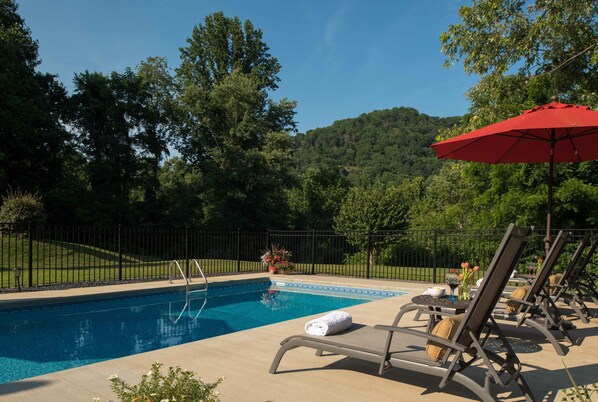 Alberca al aire libre por temporada y sombrillas en la alberca 