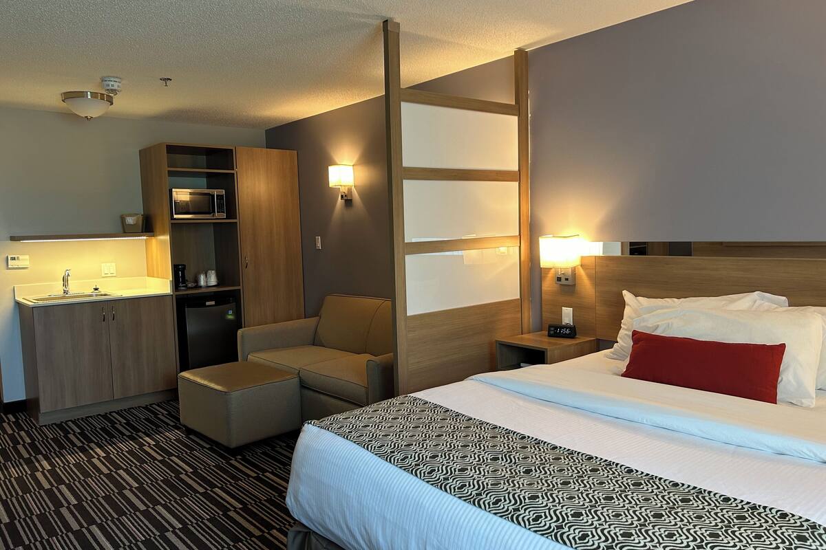 junior suite, 1 queen bed, non smoking | desk, iron/ironing board, free wifi, bed sheets