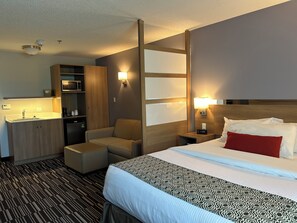 ห้องจูเนียร์สวีท, เตียงควีนไซส์ 1 เตียง, ปลอดบุหรี่ | โต๊ะทำงาน, เตารีด/โต๊ะรีดผ้า, Wi-Fi ฟรี, ผ้าปูที่นอน